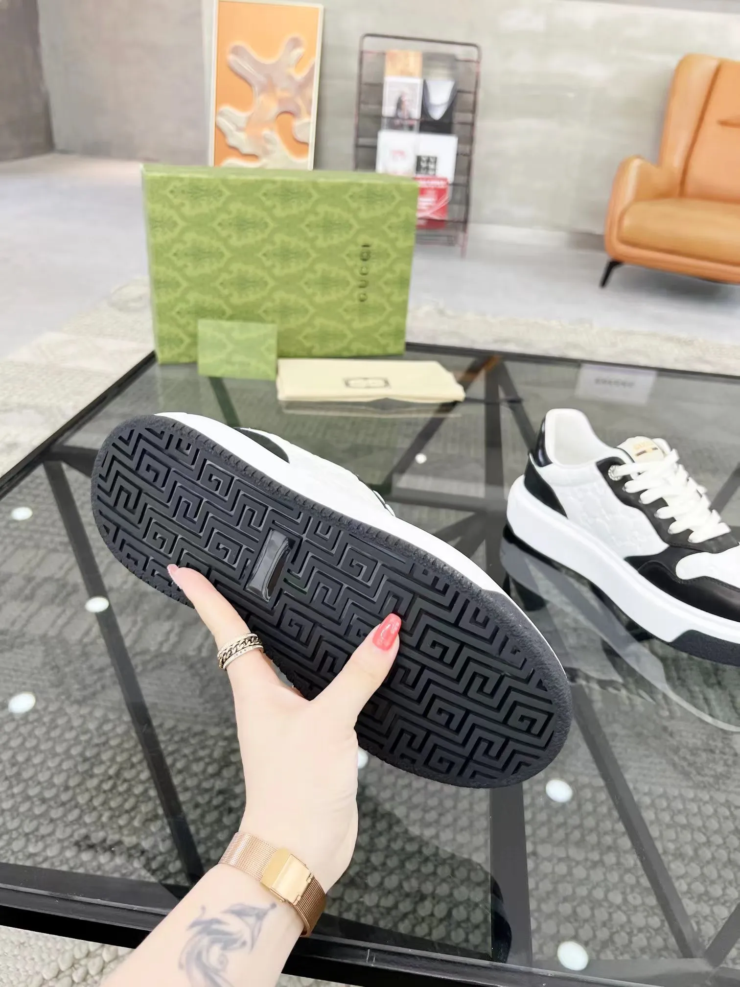 P440 new men's shoes GUCCI [Lightning] latest shoes are shipped. Original quality, fashionable, made of special materials, sheepskin lining, brand new packaging. The foot feels super comfortable and the workmanship is impeccable. Size: Male 38-45.